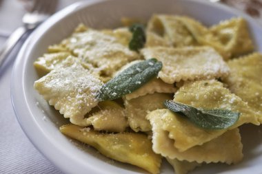 Tereyağı ve adaçayı ile Ravioli makarna