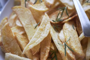 Biberiye yaprakları ile kızarmış patates