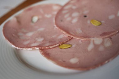 Antep fıstığı ile Mortadella dilimleri