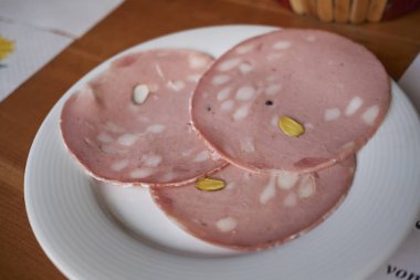 Antep fıstığı ile Mortadella dilimleri