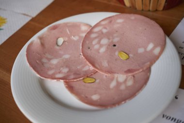 Antep fıstığı ile Mortadella dilimleri
