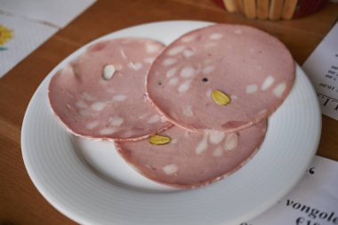 Antep fıstığı ile Mortadella dilimleri