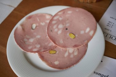 Antep fıstığı ile Mortadella dilimleri