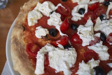 Burrata peyniri ve siyah zeytinli pizza