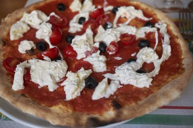 Burrata peyniri ve siyah zeytinli pizza