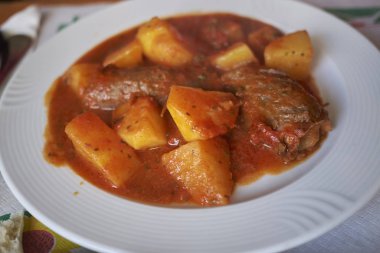 Patates ve domates soslu et rulo