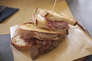 Füme jambon ve peynir ile Sandviç