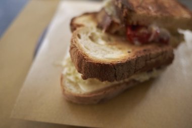 Domates, humus ve peynir ile vejetaryen sandviç