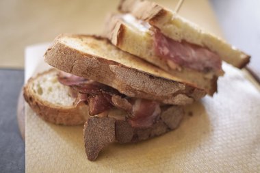 Füme jambon ve peynir ile Sandviç