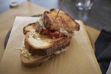 Domates, humus ve peynir ile vejetaryen sandviç