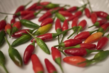 Bir masada çeşitli baharatlı Biber