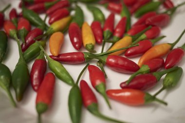 Bir masada çeşitli baharatlı Biber