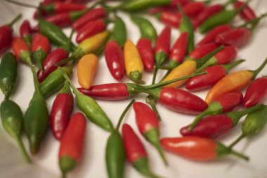 Bir masada çeşitli baharatlı Biber