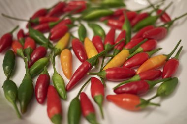 Bir masada çeşitli baharatlı Biber