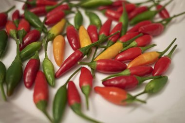 Bir masada çeşitli baharatlı Biber