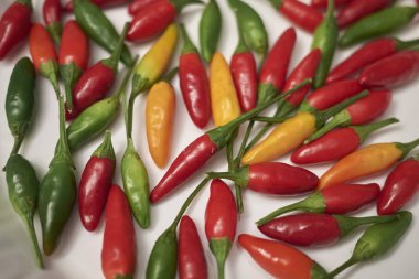 Bir masada çeşitli baharatlı Biber