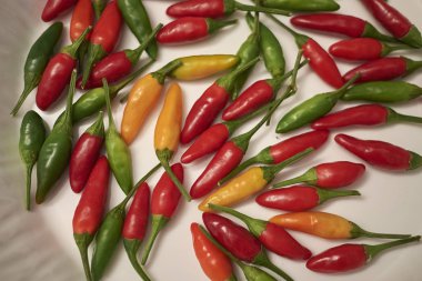 Bir masada çeşitli baharatlı Biber