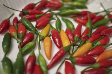 Bir masada çeşitli baharatlı Biber