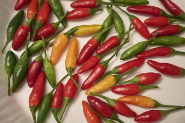 Bir masada çeşitli baharatlı Biber