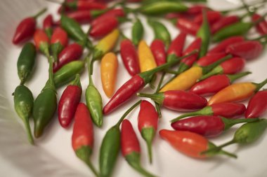 Bir masada çeşitli baharatlı Biber