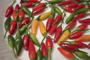 Bir masada çeşitli baharatlı Biber