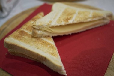 Tepside peynirli sandviçler