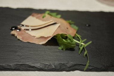 Carne salata, parmesan ve balzamik sirke ile mezeler