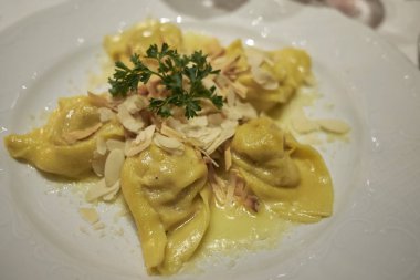 Badem dilimi ile Ravioli makarna