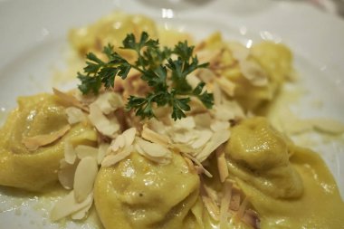 Badem dilimi ile Ravioli makarna