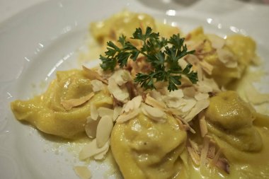 Badem dilimi ile Ravioli makarna