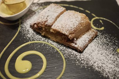 Bir sepet içinde olgun zeytin