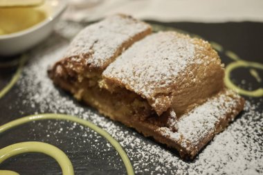 Bir sepet içinde olgun zeytin