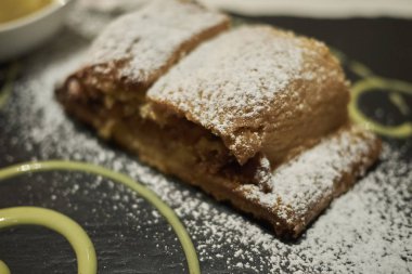 Bir sepet içinde olgun zeytin