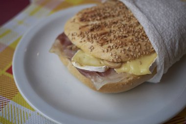Jambon ve brie ile Sandviç