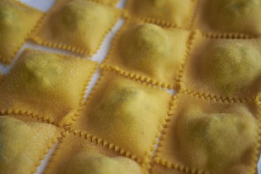 Çiğ Ravioli makarna pişmeye hazır