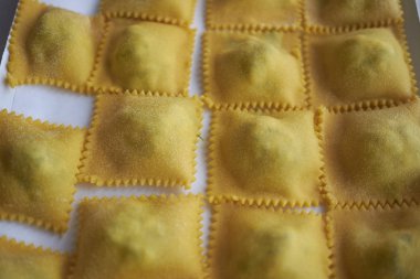 Çiğ Ravioli makarna pişmeye hazır