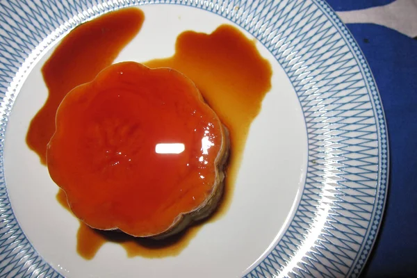 Panna cotta avec sauce caramel — Photo