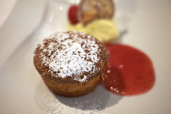 Muffin Con Salsa Frambuesas Helado —  Fotos de Stock