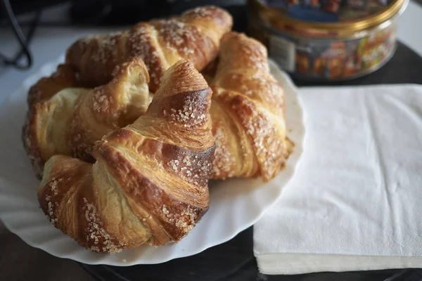 Smörad Croissant Till Frukost — Stockfoto