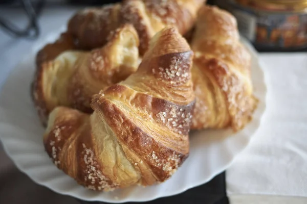 Smörad Croissant Till Frukost — Stockfoto