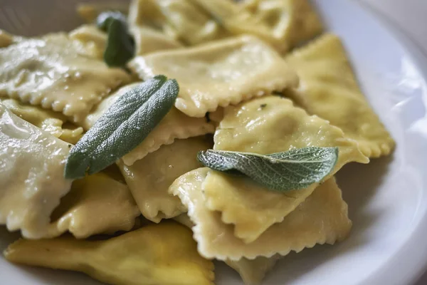Tereyağı ve adaçayı ile Ravioli makarna