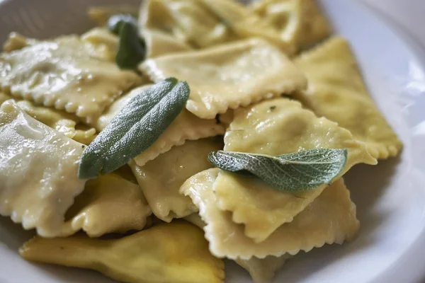 Těstoviny Ravioli Máslem Šalvěj — Stock fotografie