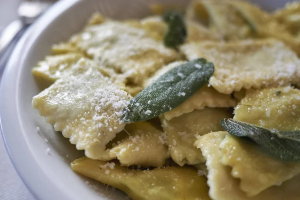 Ravioli Pasta Con Mantequilla Salvia —  Fotos de Stock