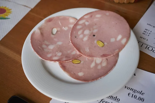 Antep Fıstığı Ile Mortadella Dilimleri — Stok fotoğraf