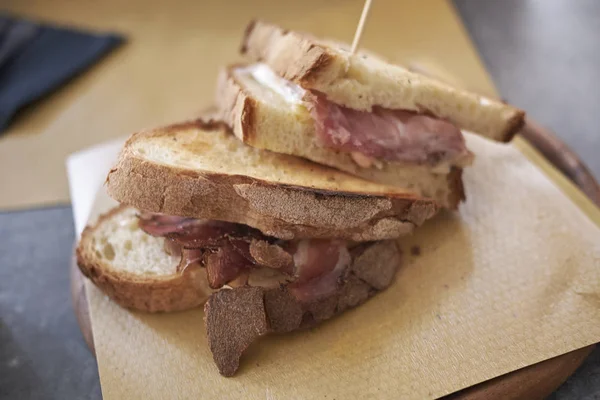 Sandwich Con Jamón Ahumado Queso —  Fotos de Stock