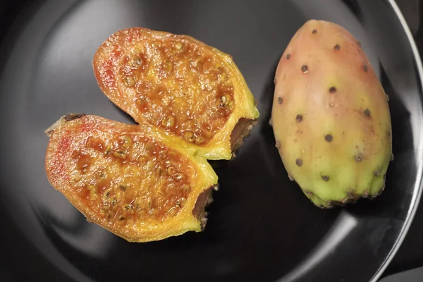 Ripe Prickly Pears Black Plate — Stock Photo, Image