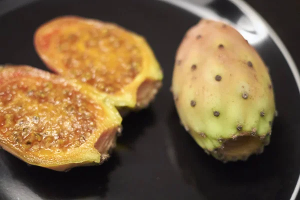 Poires Piquantes Mûres Sur Une Assiette Noire — Photo