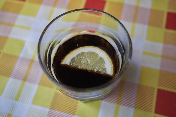 Een Glas Met Cola Citroen Slice — Stockfoto