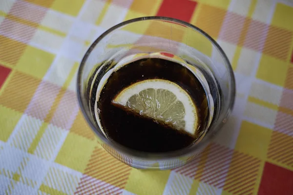 Ett Glas Med Koks Och Citronskiva — Stockfoto