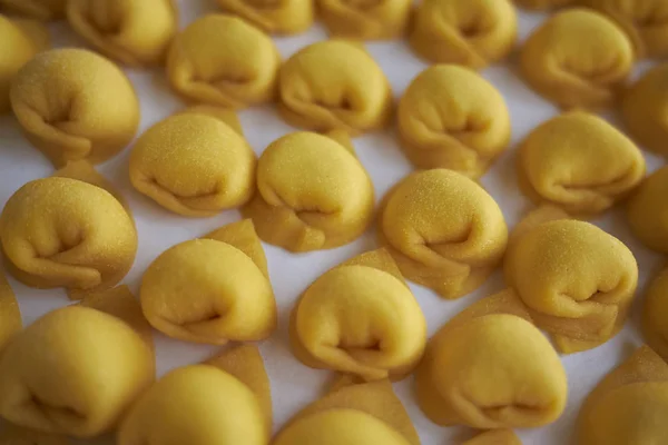 Çiğ Cappelletti Makarna Pişmeye Hazır — Stok fotoğraf